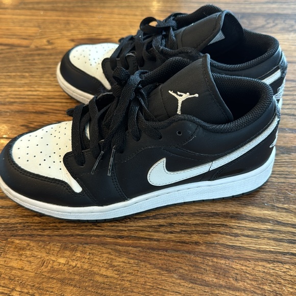 Two pair Air Jordan low Kids' Sneakers - White and Black Duo- read description - Picture 2 of 7